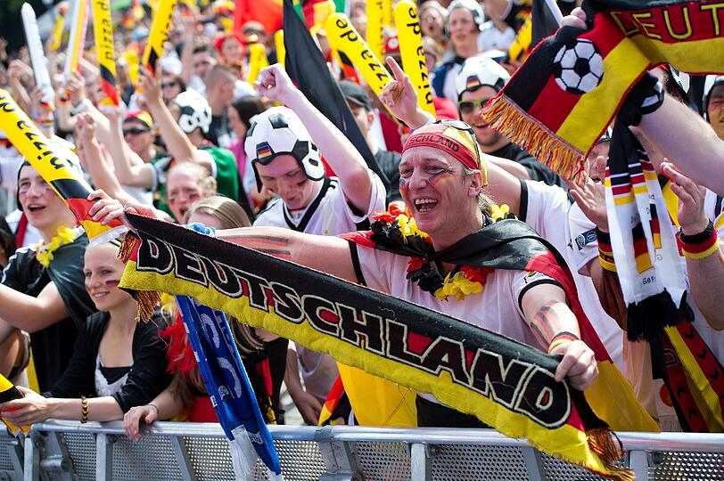 In der Hauptstadt feiert man seit Jahren immer wieder traditionell auf der Fanmeile auf der Straße des 17. Juni.