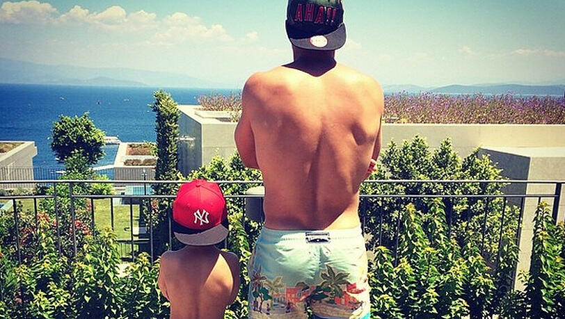 Lukas Podolski und Sohn Louis im Partner-Look Lukas Podolski und Sohn Louis im Partner-Look