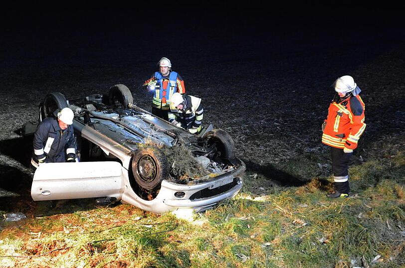 Glatteisunfall auf der B299 - die Bilder vom Rettungseinsatz.