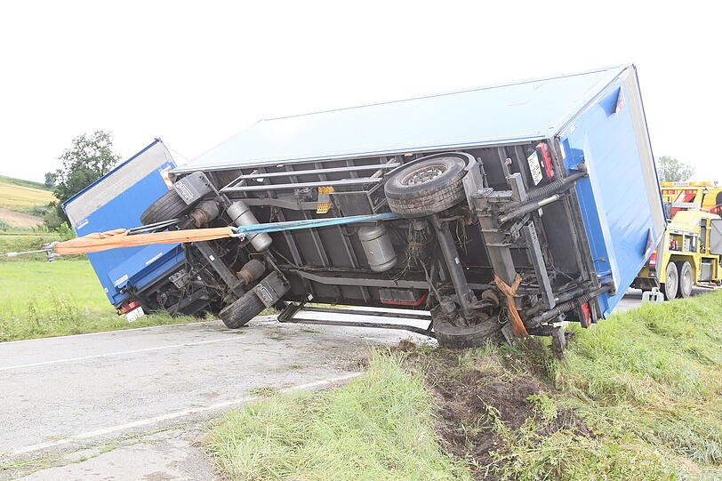 Ein Lkw kommt ins Schleudern und landet im Straßengraben. Die Bilder vom Unfallort.