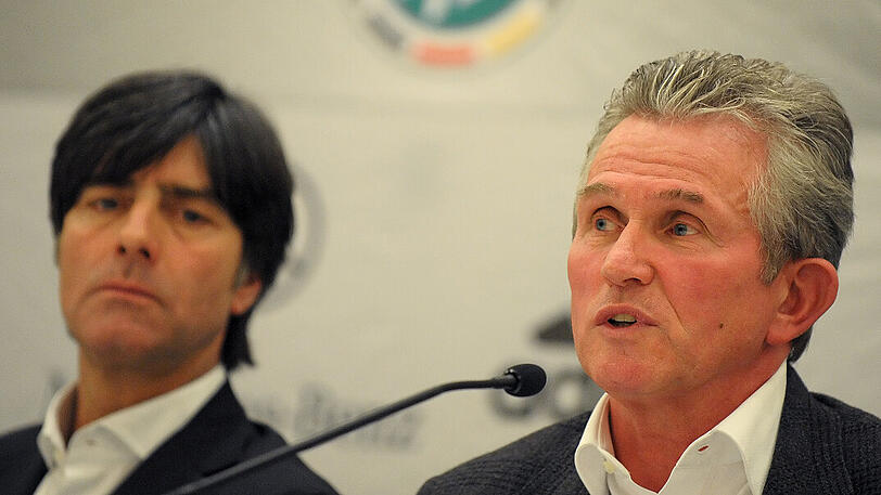 Bundestrainer Joachim Löw (links) und Jupp Heynckes, der heutige Trainer des FC Bayern, bei einer Pressekonferenz in Stuttgart.