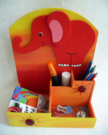 Am Freitag basteln die Kinder ein Schreibtisch-Set aus Holz. So könnte das dann ausschauen, wenn es fertig ist.