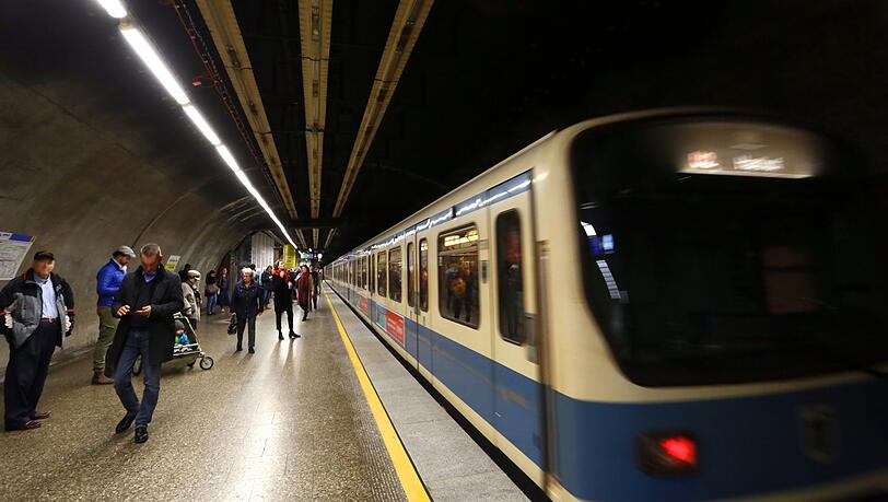 Die MVG will nicht, dass Kunstwerke an den Bahnsteigen von U1 und U2 angebracht werden. Die MVG will nicht, dass Kunstwerke an den Bahnsteigen von U1 und U2 angebracht werden.
