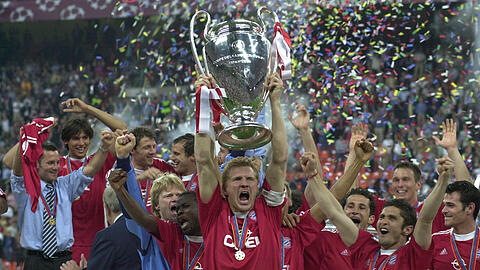 Vor 19 Jahren: Kapitän Stefan Effenberg streckt den Henkelpott in die Höhe. Die Startelf der Sieger-Bayern in Bildern.