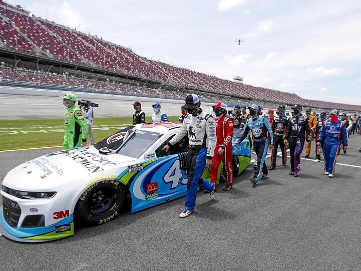 Solidarität: Die Nascar-Fahrer schieben auf dem Talladega Superspeedway den Wagen von Bubba Wallace.