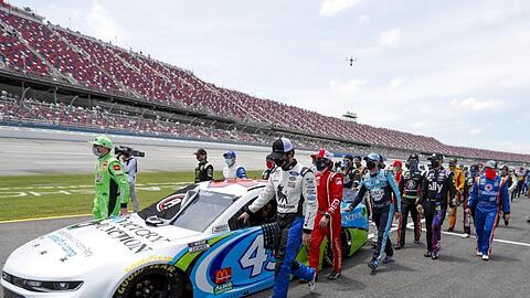 Solidarität: Die Nascar-Fahrer schieben auf dem Talladega Superspeedway den Wagen von Bubba Wallace.