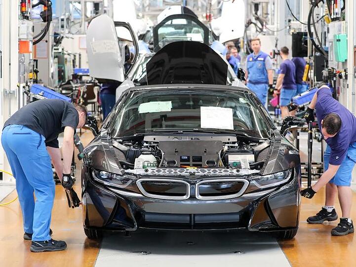 Mitarbeiter im BMW-Werk Leipzig arbeiten in der Montage des i8. Foto: Jan Woitas/dpa-Zentralbild/dpa