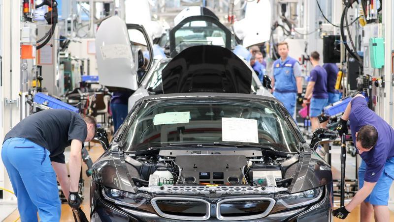 Mitarbeiter im BMW-Werk Leipzig arbeiten in der Montage des i8. Foto: Jan Woitas/dpa-Zentralbild/dpa Mitarbeiter im BMW-Werk Leipzig arbeiten in der Montage des i8. Foto: Jan Woitas/dpa-Zentralbild/dpa