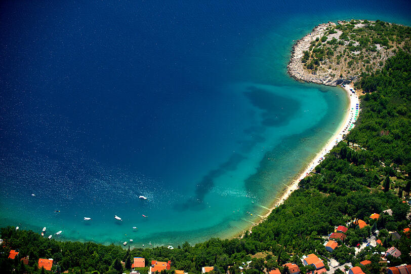 Die Riviera Crikvenica – Vinodol liegt umgeben vom blauen Meer, den weißen Steinen und unterhalb der grünen Hügel des Hinterlandes.