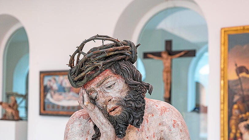 Der geschundene Jesus (Kopie nach einer Leinberger-Skulptur aus Landshut) weiß, ihm im Nacken sitzt. Der geschundene Jesus (Kopie nach einer Leinberger-Skulptur aus Landshut) weiß, ihm im Nacken sitzt.