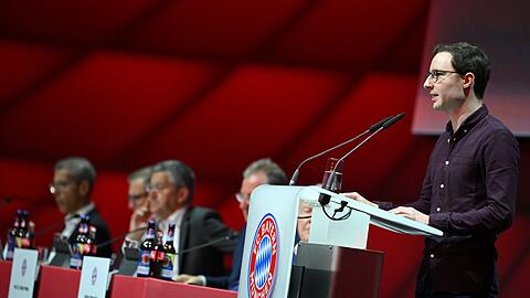 Mitglied Michael Ott spricht bei der Jahreshauptversammlung des FC Bayern München.