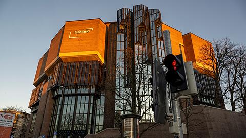 Eine Ampel steht vor dem Gebäude des Gasteig im Stadtteil Haidhausen auf Rot.