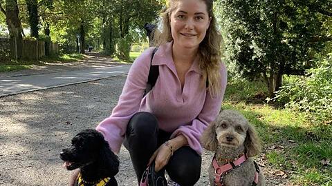 Natalie Fisahn (28) ist mit ihren beiden Zwergpudeln Numa (5) und Hazel (6) viel in der Natur unterwegs. Letztens waren die Drei am Königssee.