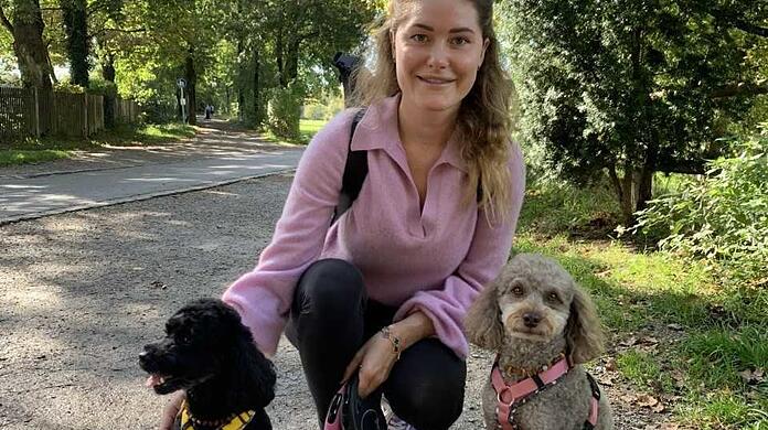 Natalie Fisahn (28) ist mit ihren beiden Zwergpudeln Numa (5) und Hazel (6) viel in der Natur unterwegs. Letztens waren die Drei am Königssee.