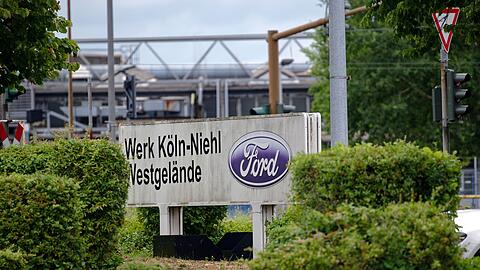 Ford-Logo an einem Werkstor des Autobauers, der in Köln noch große Flächen hat - obwohl er personell schon seit langem schrumpft.