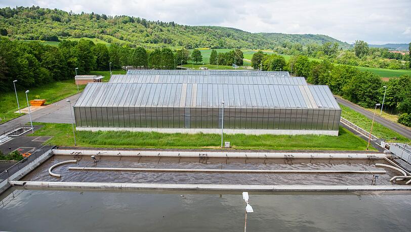 Der Tote trieb nach Angaben der Polizei in einem Klärschlammbecken. (Symbolbild) Der Tote trieb nach Angaben der Polizei in einem Klärschlammbecken. (Symbolbild)