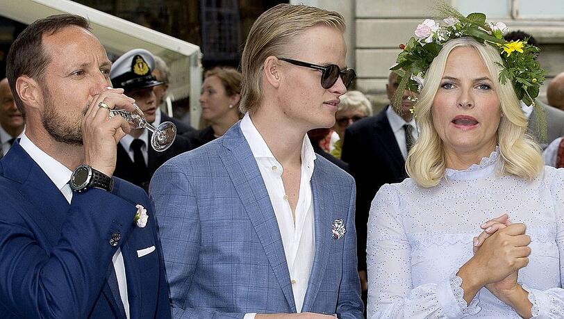 Marius Borg Høiby (M.) stammt aus einer früheren Beziehung von Kronprinzessin Mette-Marit. Mit Kronprinz Haakon, mit dem sie seit 2001 verheiratet ist, hat sie zwei weitere Kinder. Marius Borg Høiby (M.) stammt aus einer früheren Beziehung von Kronprinzessin Mette-Marit. Mit Kronprinz Haakon, mit dem sie seit 2001 verheiratet ist, hat sie zwei weitere Kinder.