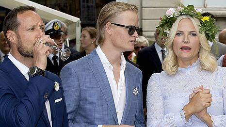 Marius Borg H&oslash;iby (M.) stammt aus einer fr&uuml;heren Beziehung von Kronprinzessin Mette-Marit. Mit Kronprinz Haakon, mit dem sie seit 2001 verheiratet ist, hat sie zwei weitere Kinder.