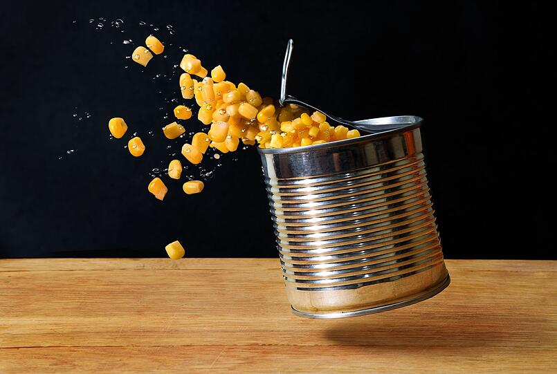 Nat&uuml;rlich ist es meist bequemer, den Mais direkt aus der Dosen in den Salat zu geben, anstatt ihn frisch zu kochen und m&uuml;hsam zu pulen. Wirklich gesund ist das "Dosenfutter" allerdings nicht: H&auml;ufig wird Gem&uuml;se oder Obst aus der Dose eine Menge Salz oder Zucker zugesetzt ...