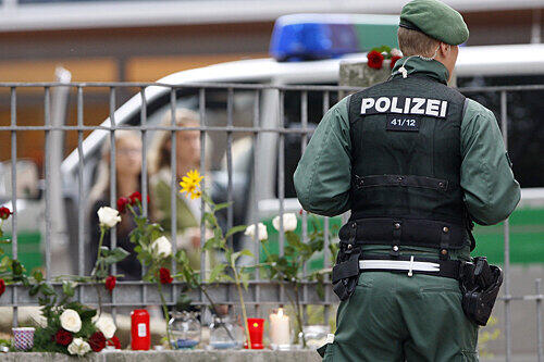 Viele Schüler legten am Tag nach dem Amoklauf Blumen vor dem Schulgebäude nieder.