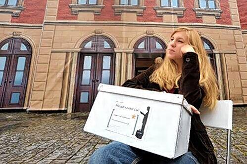 Warten auf den Beginn des Kunst-Projekts: Studentin Annika Schröpfer von der Fachhochschule Schwäbisch Hall vor dem temporären Ludwigsbahnhof in Fürth.