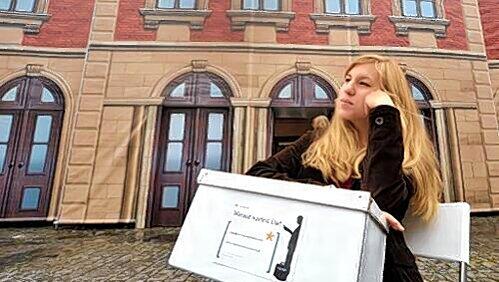 Warten auf den Beginn des Kunst-Projekts: Studentin Annika Schröpfer von der Fachhochschule Schwäbisch Hall vor dem temporären Ludwigsbahnhof in Fürth. Warten auf den Beginn des Kunst-Projekts: Studentin Annika Schröpfer von der Fachhochschule Schwäbisch Hall vor dem temporären Ludwigsbahnhof in Fürth.