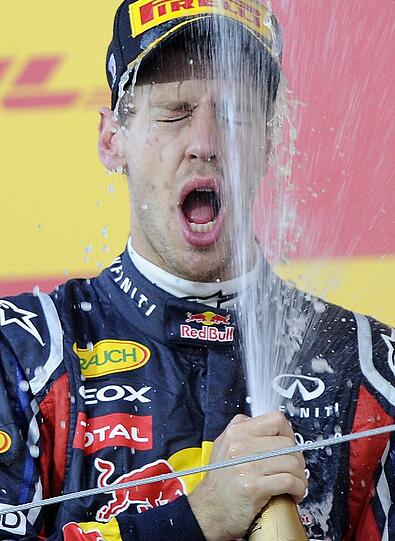 Die ganz große Vettel-Party: So lässt es der alte neue Weltmeister in Suzuka krachen. Die Bilder