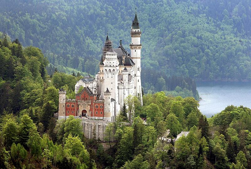 Das Schloss Neuschwanstein bei Füssen ist eine der berühmtesten deutschen Sehenswürdigkeiten. Die Schlösser König Ludwigs II. stehen auf der Vorschlagsliste bayerischer Weltkulturerbe...