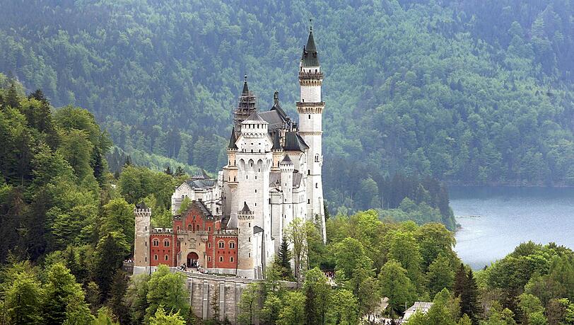 Das Schloss Neuschwanstein bei Füssen ist eine der berühmtesten deutschen Sehenswürdigkeiten. Die Schlösser König Ludwigs II. stehen auf der Vorschlagsliste bayerischer Weltkulturerbe... Das Schloss Neuschwanstein bei Füssen ist eine der berühmtesten deutschen Sehenswürdigkeiten. Die Schlösser König Ludwigs II. stehen auf der Vorschlagsliste bayerischer Weltkulturerbe...