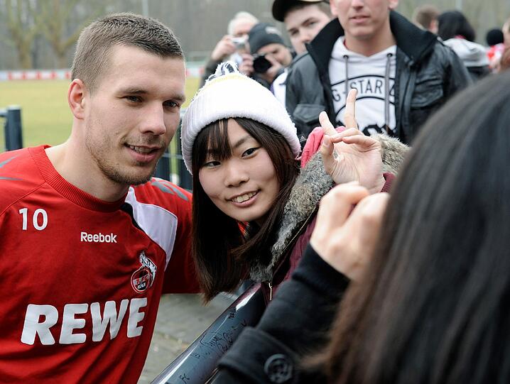 Das zeigte, dass Podolski den in den vergangenen Wochen 
offensichtlichen Kampf gegen den &bdquo;Schwarzen Peter&ldquo; im Falle eines 
Wechsels anscheinend gewonnen hat. Die Anhänger haben mehrheitlich 
Verständnis für den Wechsel des &bdquo;kölschen Prinzen&ldquo; und geben der 
Vereinsführung wegen vermeintlicher Versäumnisse und nicht 
eingehaltener Zusagen die Schuld.