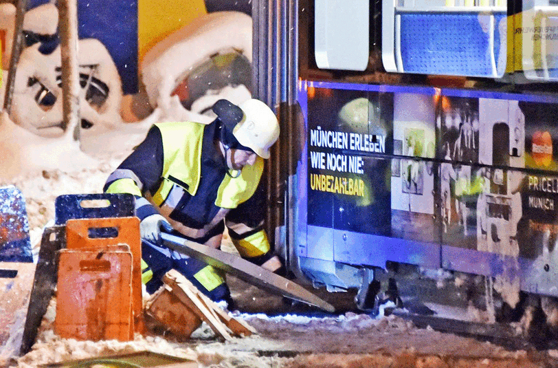 Schnee-Einsatz: Im Bereich Max-Weber-Platz musste die Feuerwehr eine entgleiste Tram wieder in die Spur bringen.