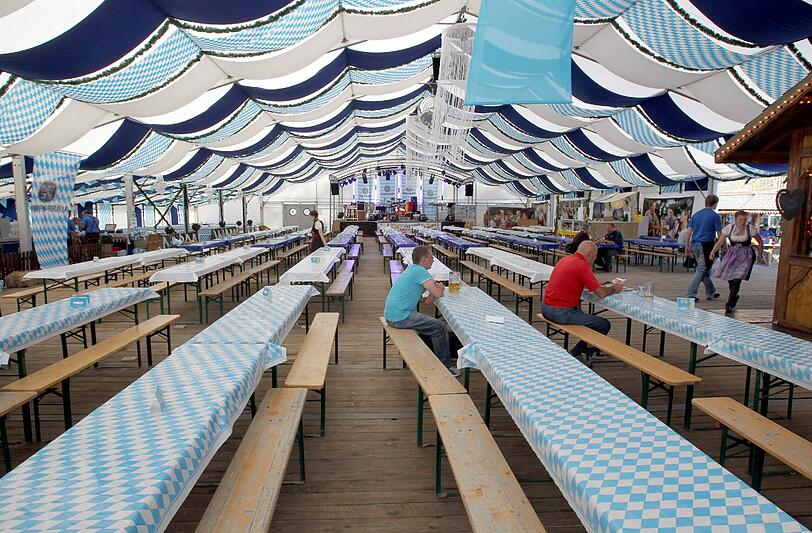 Wiesn? Nun ja, dieses &bdquo;Oktoberfest&ldquo;-Zelt steht in Berlin. In Online-Auktionen werden auch solche Tische angeboten &ndash; vielleicht schaut jemand ja nicht so genau.