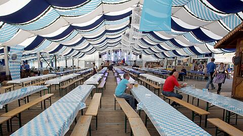 Wiesn? Nun ja, dieses &bdquo;Oktoberfest&ldquo;-Zelt steht in Berlin. In Online-Auktionen werden auch solche Tische angeboten &ndash; vielleicht schaut jemand ja nicht so genau.