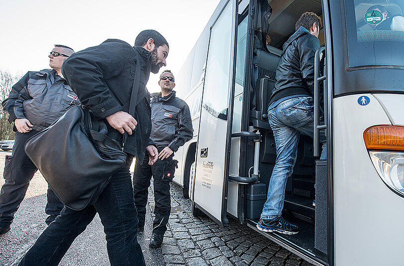 Der Landshuter Landrat Peter Dreier (Freie Wähler) schickte am Donnerstag einen Bus mit rund 31 Flüchtlingen zum Kanzleramt nach Berlin.