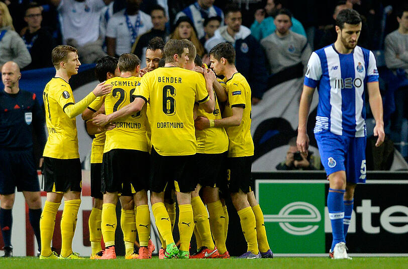 Die Spieler des BVB feiern den Treffer von Stürmer Pierre Aubameyang.