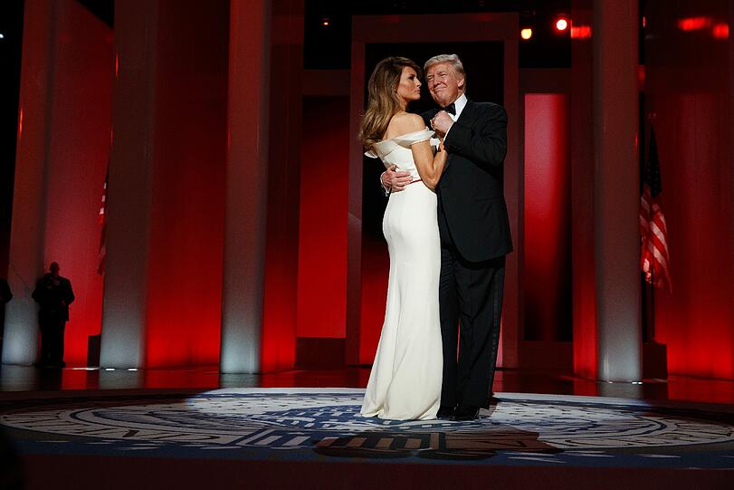 Zum Abschluss der Vereidigungsfeierlichkeiten haben Donald und Melania Trump am Freitagabend ihre ersten Runden als «First Couple» der USA auf dem Tanzboden absolviert.