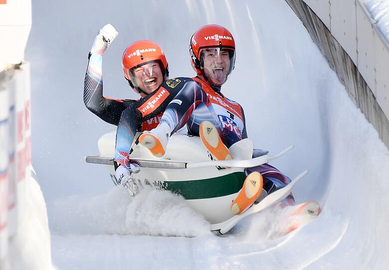 28.01.2017: Weltmeisterschaft, Doppelsitzer, Männer in Innsbruck (Tirol). Die deutschen Rennrodler Robin Johannes Geueke und David Gamm rutschen jubelnd ins Ziel.