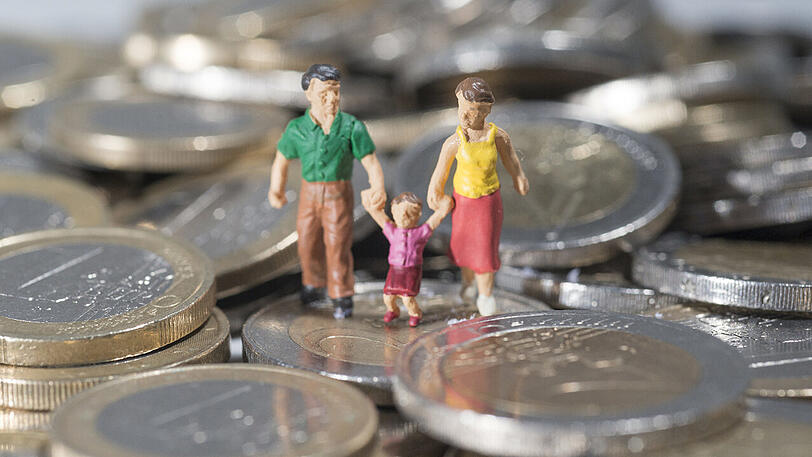 Die CSU-Staatsregierung will sämtlichen Eltern kleiner Kinder im ersten und zweiten Lebensjahr 250 Euro pro Monat und Kind zahlen, auch Sozialhilfeempfängern. Nach dem Sozialgesetzbuch II müssen die Behörden zusätzliches Einkommen aber mit Hartz IV-Zahlungen verrechnen.