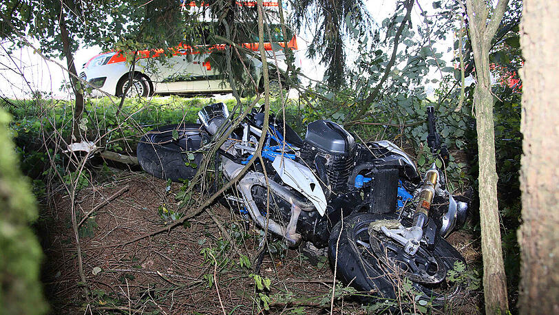 Staatsstraße 2360 bei Taufkirchen im Landkreis Mühldorf: Bei einem Zusammenstoß mit einem Audi ist am Montag ein Motorradfahrer tödlich verunglückt.