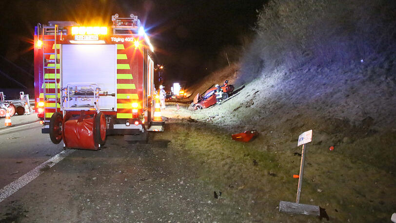 Die beiden Sportwagen sind Schrott, die A94 gleicht einem Trümmerfeld. Die Bilder vom schweren Unfall am Samstagabend.