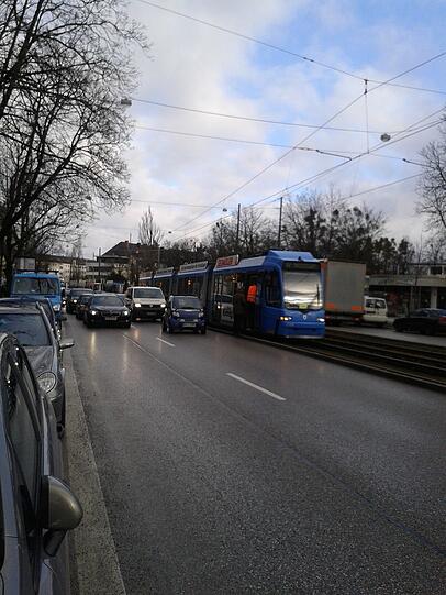 Panne auf der Tramlinie 16 und 17 am Dienstagmorgen. Die Bilder.