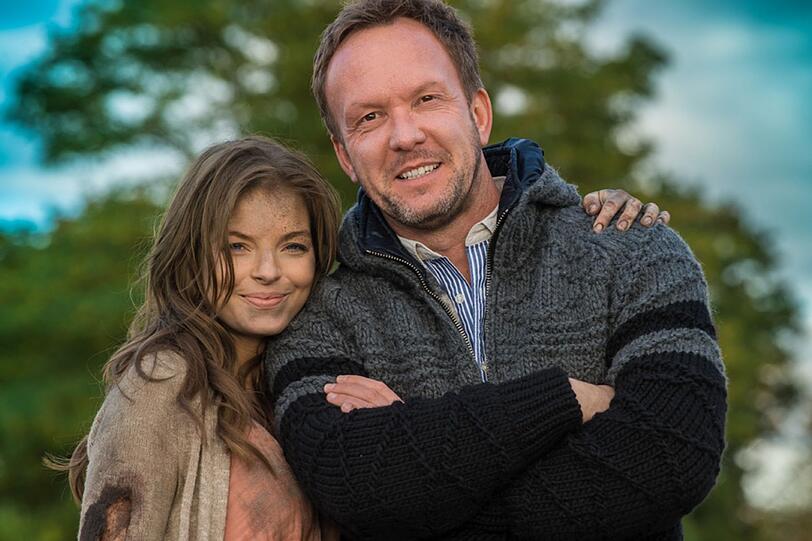 Arm in Arm mit einer "Heldin": Schauspielerin Yvonne Catterfeld mit dem Produzenten Stefan Raiser.