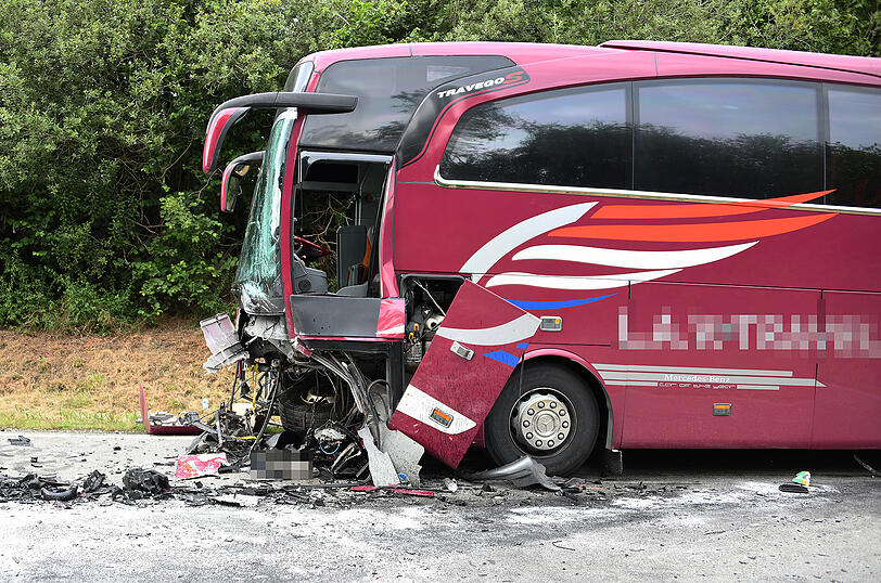 Der Reisebus wurde unter dem Fahrer bis zur Achse aufgerissen.