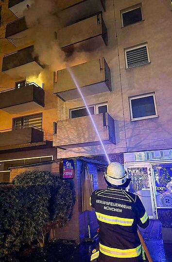 Ein Balkon brennt wegen fehlgeleitetem Feuerwerk in der Münchner Silvesternacht.