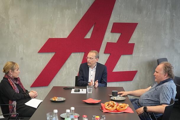 Redaktionsbesuch: Bernhard Stiedl (M.) im Gespräch mit AZ-Politik-Chefin Natalie Kettinger und AZ-Verleger Martin Balle. Redaktionsbesuch: Bernhard Stiedl (M.) im Gespräch mit AZ-Politik-Chefin Natalie Kettinger und AZ-Verleger Martin Balle.