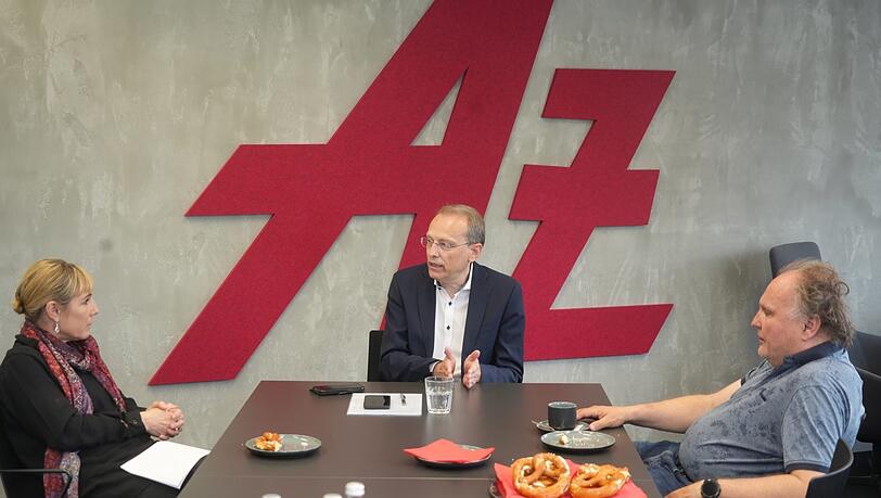 Redaktionsbesuch: Bernhard Stiedl (M.) im Gespräch mit AZ-Politik-Chefin Natalie Kettinger und AZ-Verleger Martin Balle. Redaktionsbesuch: Bernhard Stiedl (M.) im Gespräch mit AZ-Politik-Chefin Natalie Kettinger und AZ-Verleger Martin Balle.