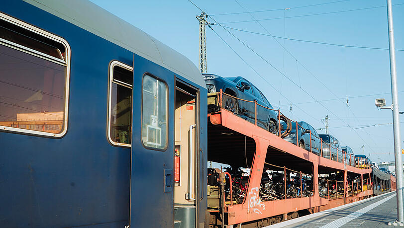In den vorderen Waggons fahren die Passagiere mit und können sich in Liegewagen ausruhen. Hinten haben die meisten von ihnen ihre Fahrzeuge dabei.
