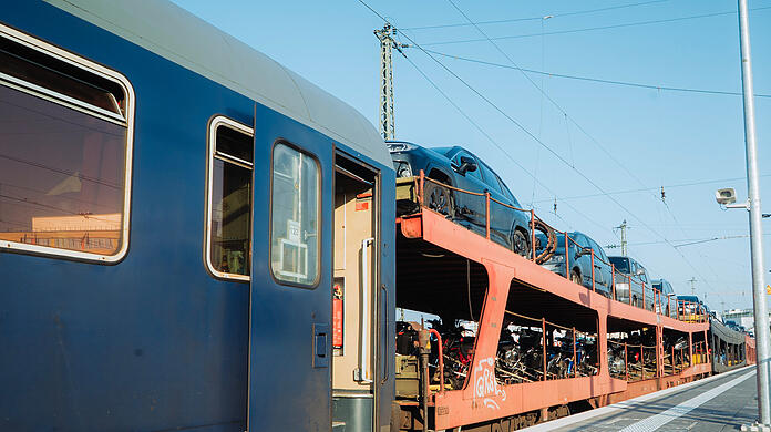 In den vorderen Waggons fahren die Passagiere mit und können sich in Liegewagen ausruhen. Hinten haben die meisten von ihnen ihre Fahrzeuge dabei.