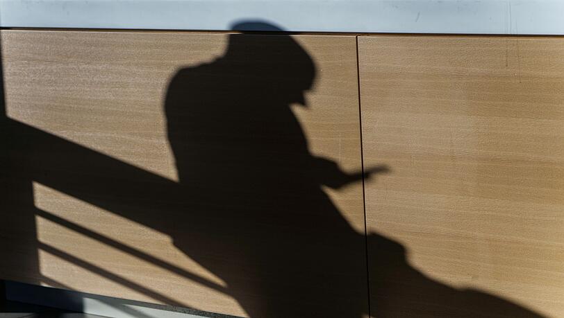 Ständig wandern der Blick und die Hand zum Smartphone: Gerade jüngeren Menschen geht es einer Umfrage der IU Internationalen Hochschule in Erfurt zufolge häufig so. (Symbolbild) Ständig wandern der Blick und die Hand zum Smartphone: Gerade jüngeren Menschen geht es einer Umfrage der IU Internationalen Hochschule in Erfurt zufolge häufig so. (Symbolbild)