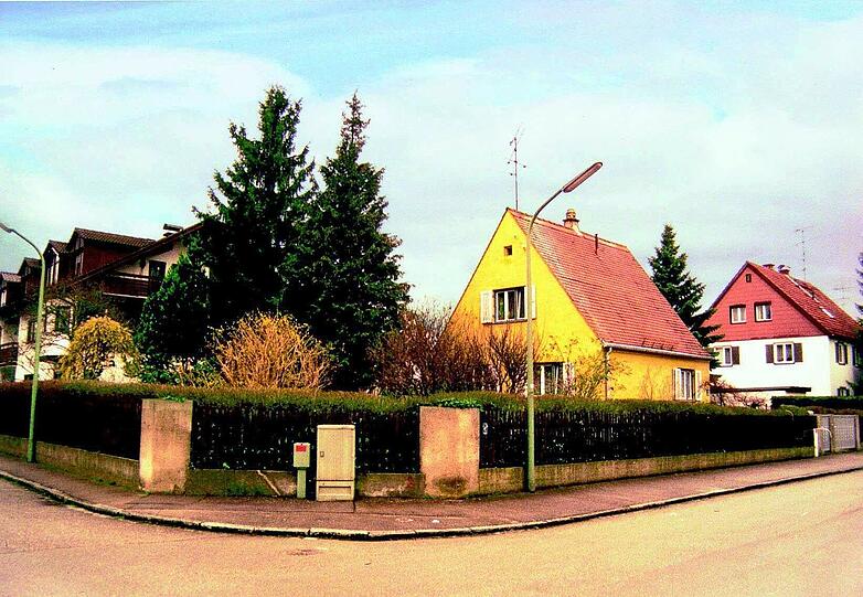 In der Hederichstraße (Lerchenau) stand dieses kleine Haus allein auf einem großen Grundstück.